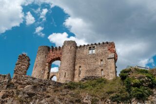 De magnifiques ruines s’il y a 1000 ans mises en valeur : le #chateauderochebaron  Un but satisfaisant pour une petite promenade et un point de vue saisissant sur le pays de la #hauteloire  #fujifilm #couleurs_photographie
